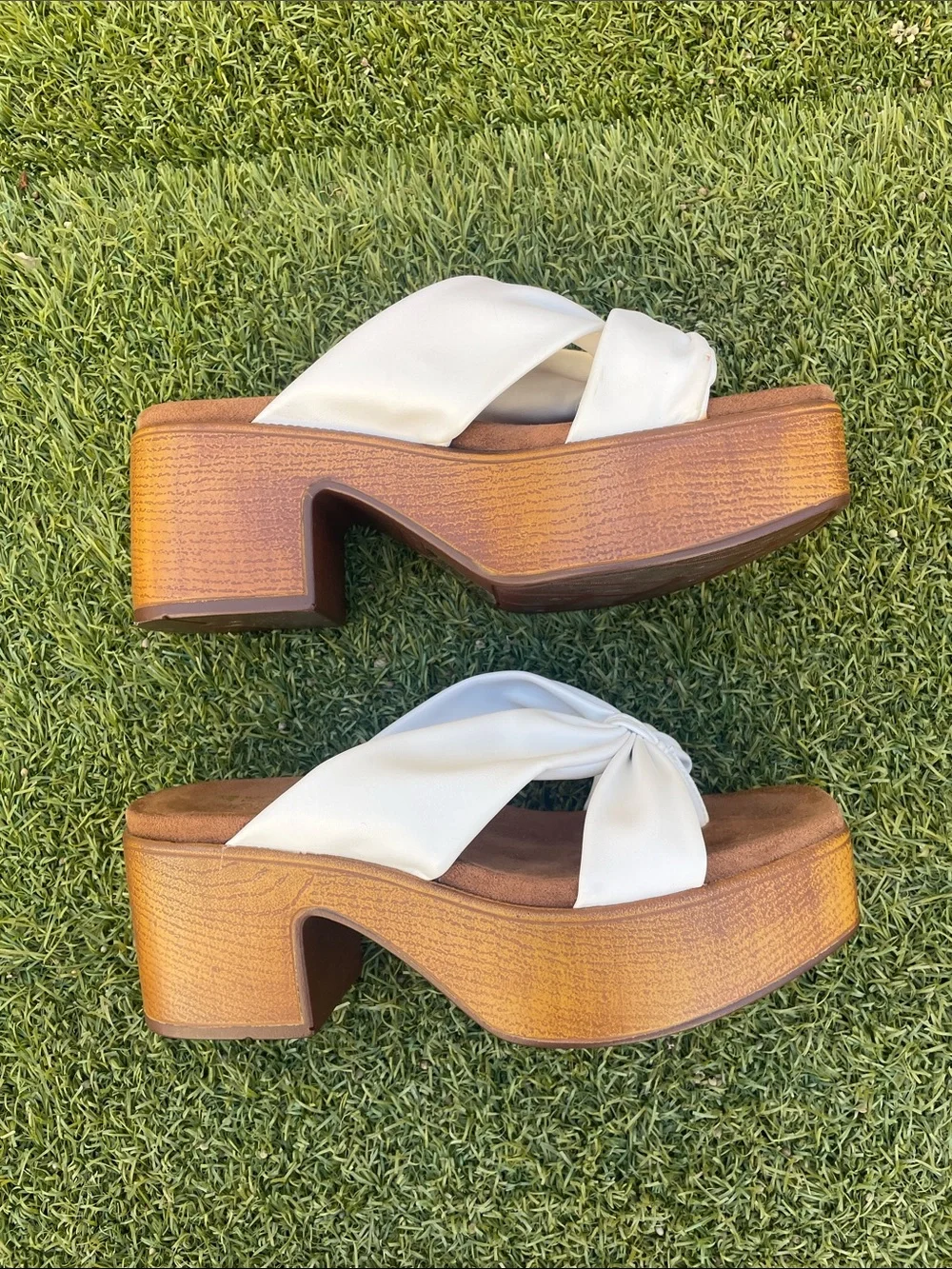 White Mountain White Knot Slide Sandals with Tan Footbed